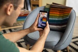 Individualūs baldai pagal užsakymą internetu – privalumai, trūkumai ir praktiniai patarimai.