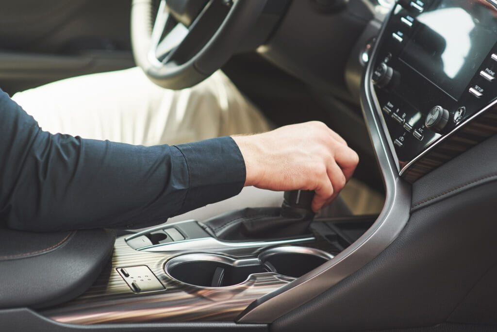 Aukštos kokybės garso stiprintuvas automobilyje su modernia garso sistema.