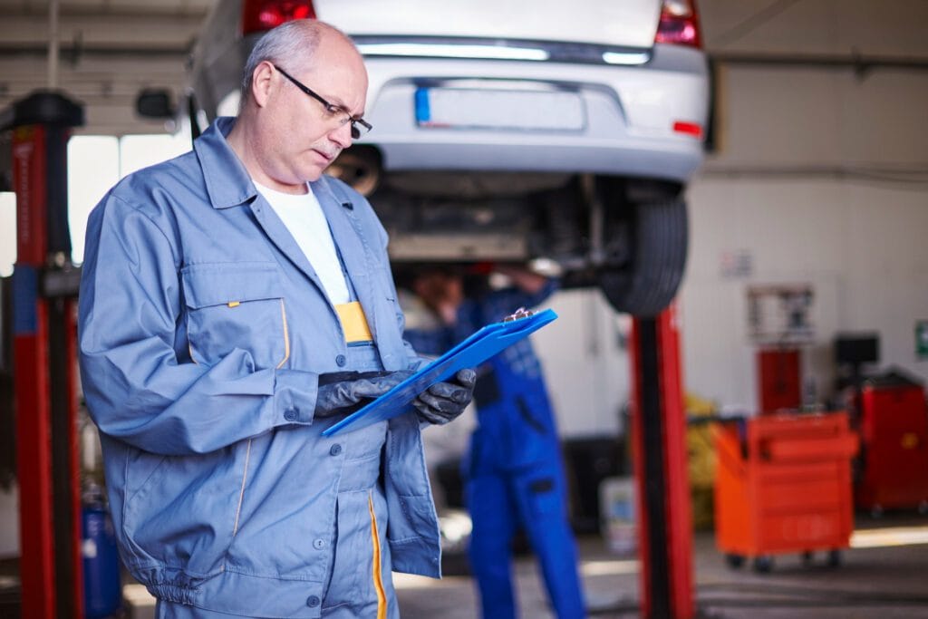 Automobilio meistras tikrina transporto priemonę Vilniuje, ieškodamas galimų problemų ir užtikrindamas tinkamą techninę priežiūrą.