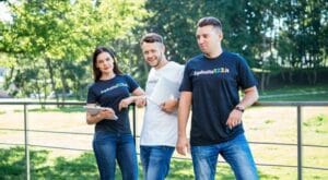 Žmogus dirba savarankiškai namuose su nešiojamu kompiuteriu, planuodamas savo laisvai samdomą veiklą.